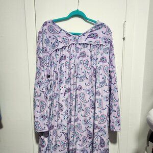Size 2x Paisley Print Lavender Nightgown. Like New Condition!